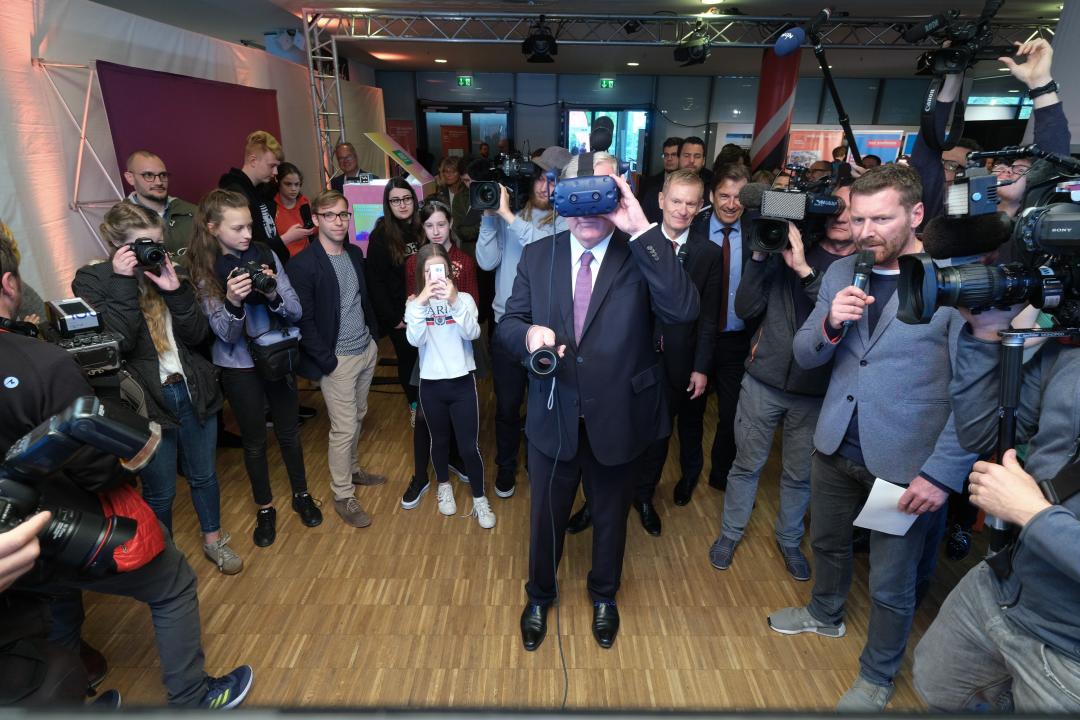 Minister Dr. Althusmann mit VR-Brille vom AOK Exponat