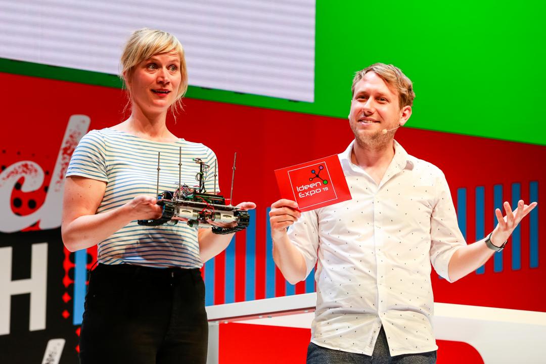 Moderatoren zeigen Roboter / Eröffnungsshow RoboCup Junior Euro 2019 / BühneSieben