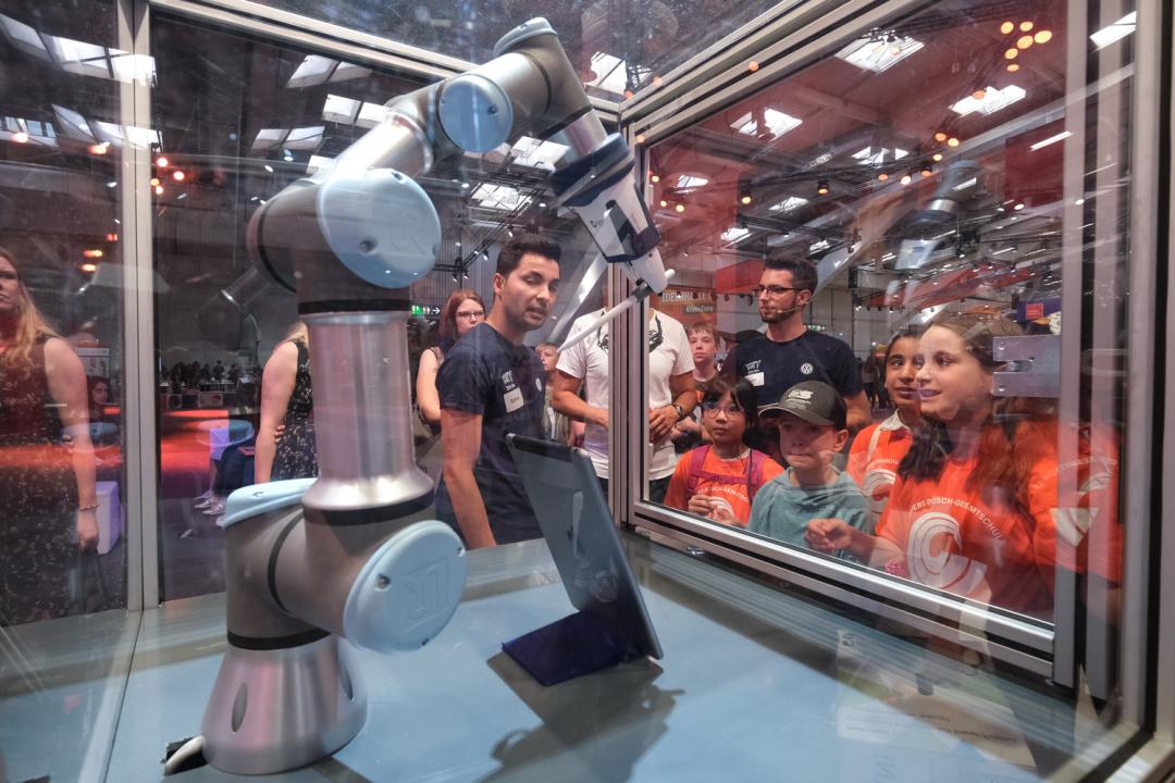Roboterarm „Ozobot“ / Volkswagen / DigitaleWelten